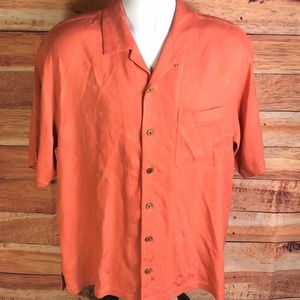 TOMMY BAHAMA relaxed fit button down T-shirt. Sz L